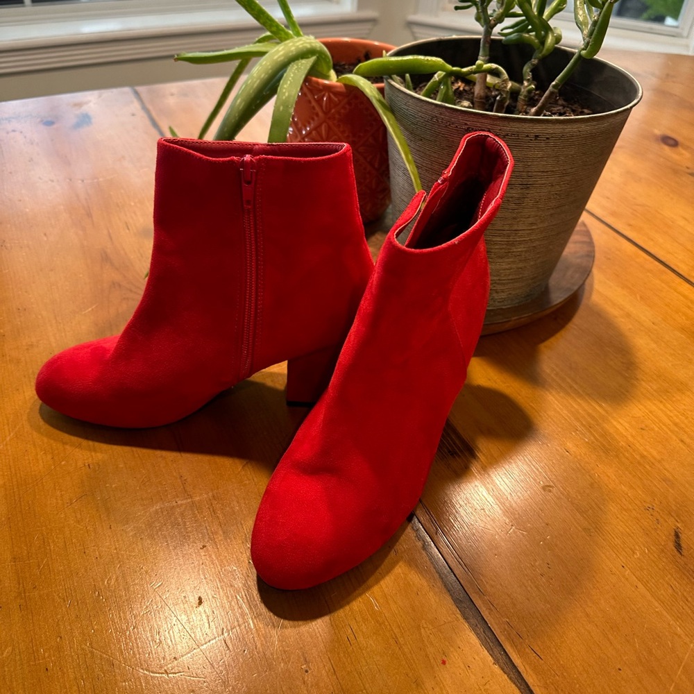 Womens size 8 Allegra K Boots Red in great condition